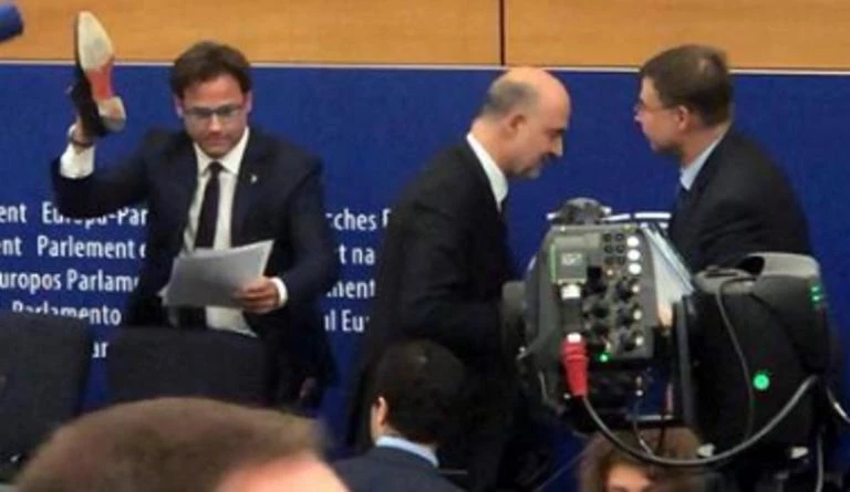 Ευρωβουλευτής της Λέγκας έβγαλε το παπούτσι του και «πάτησε» τις σημειώσεις του Μοσκοβισί! (βίντεο)